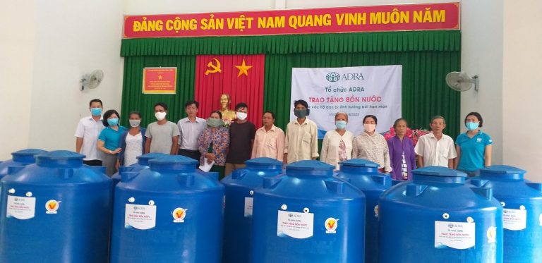ADRA trao tặng bồn nước hỗ trợ cho 200 hộ dân nghèo tại Trà Ôn, Vĩnh Long khắc phục hạn mặn.