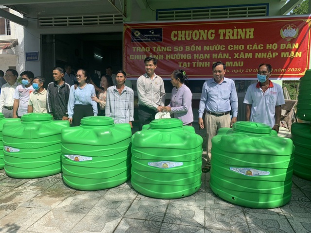 Bồn nhựa Tân Á Đại Thành đã có mặt tại các tỉnh miền Tây giúp người dân nghèo trữ nước ngọt