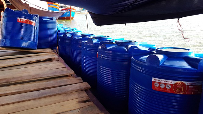 Tập đoàn Tân Á Đại Thành dành tặng cho nhân dân huyện đảo Lý Sơn 50 bồn nước bằng nhựa loại 1.000 lít